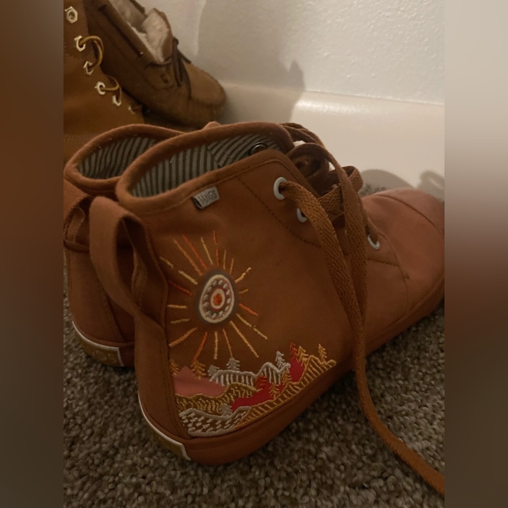 Barely worn bangs sneakers